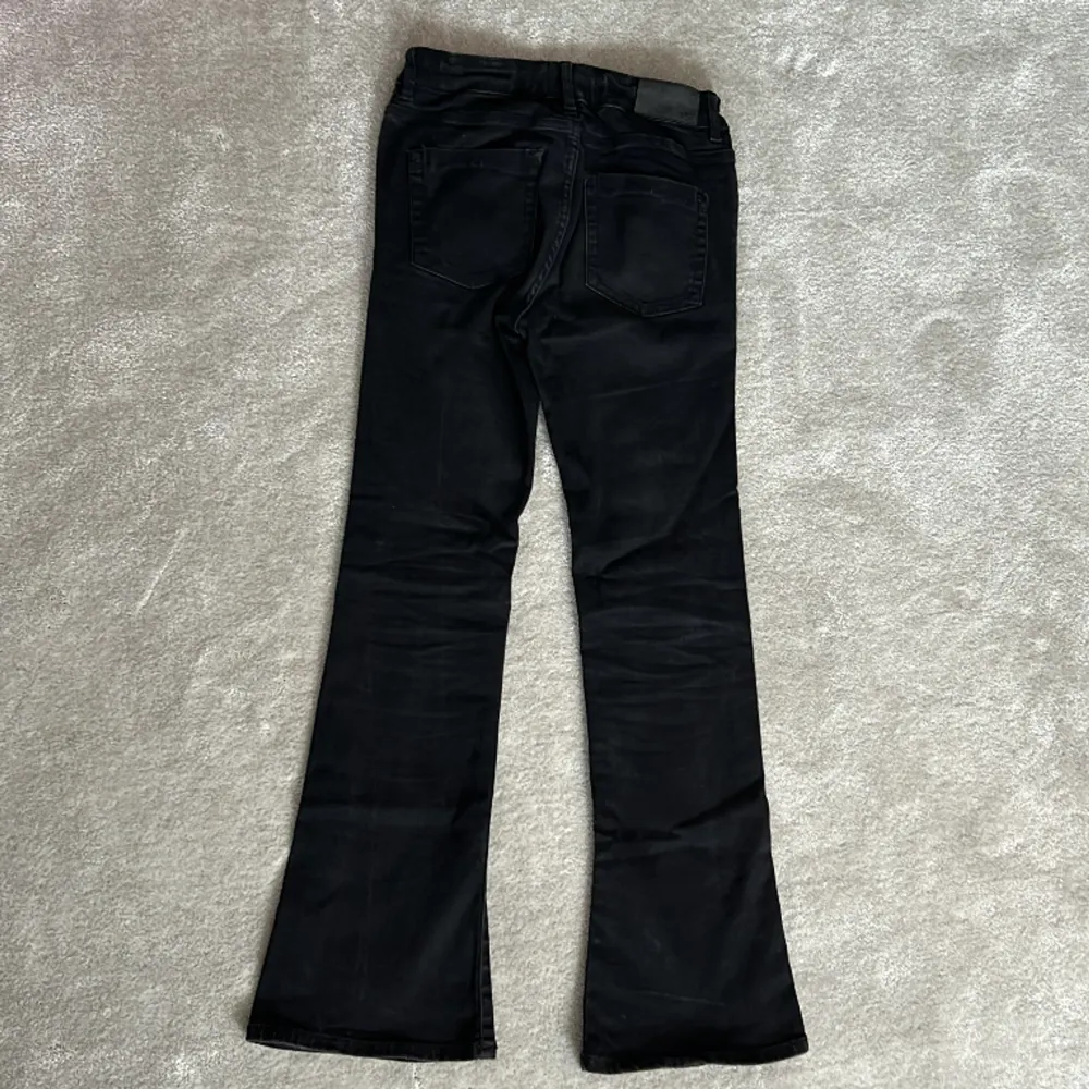 Coola bootcut jeans i färgen svart, från Lager 157, 33,5cm i midjan (kan dras åt) och 95cm på längden, passa på😘❤️. Jeans & Byxor.