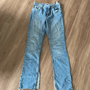 Jeans från Zara stl 38 - Jeans från zara i fint skick, slits nedtill på insidan. Stl 38