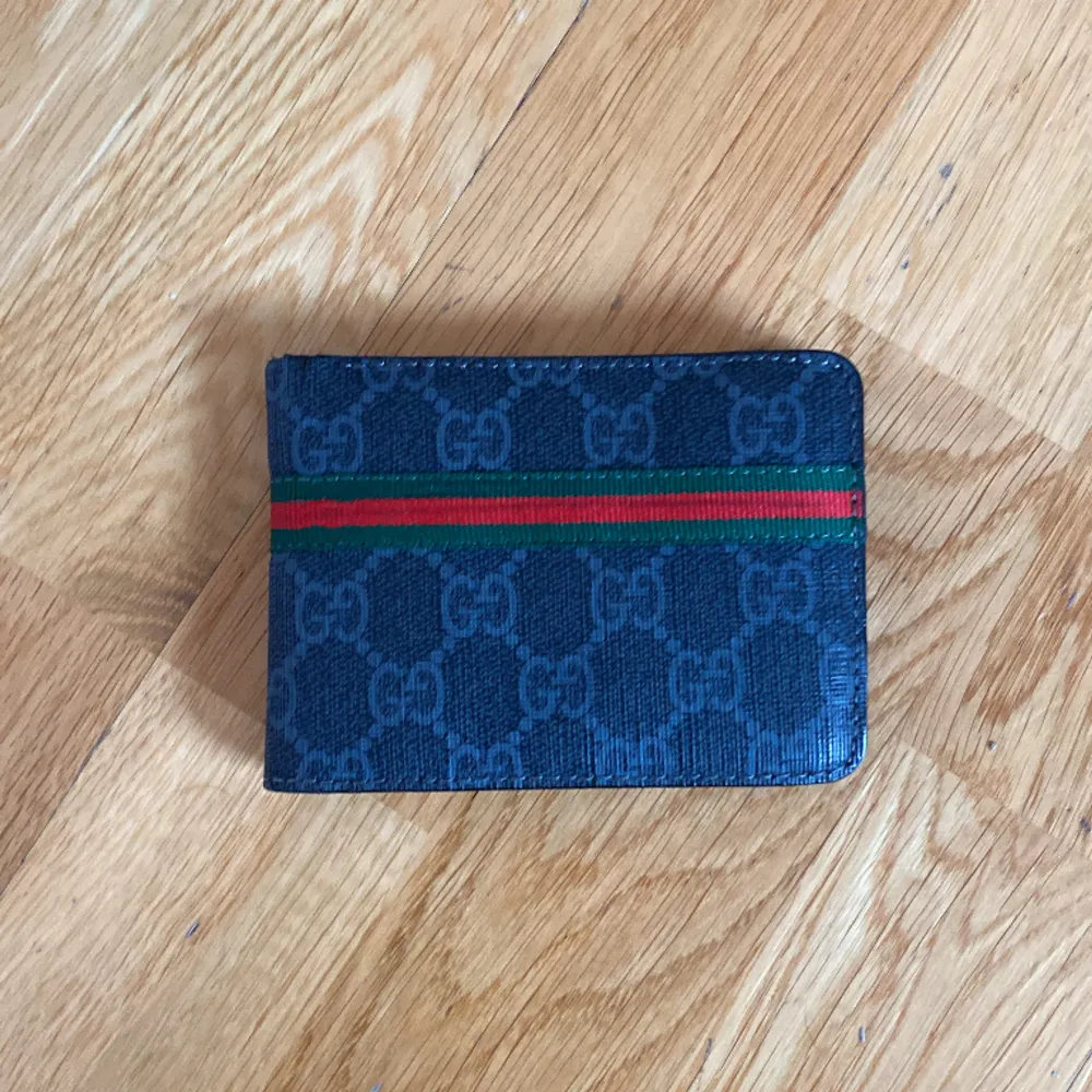 En marinblå Gucci plånbok . Accessoarer.