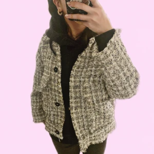 Vår jacka 🥂 - Intressekoll på denna fina jackan från H&M! vanligviss brukar jag har stl XS men eftersom jackan är stl S så är det lite oversize . Säljer då jag rensar mitt garderob så är alltid öppet för prisförslag och funderingar☺️❤️