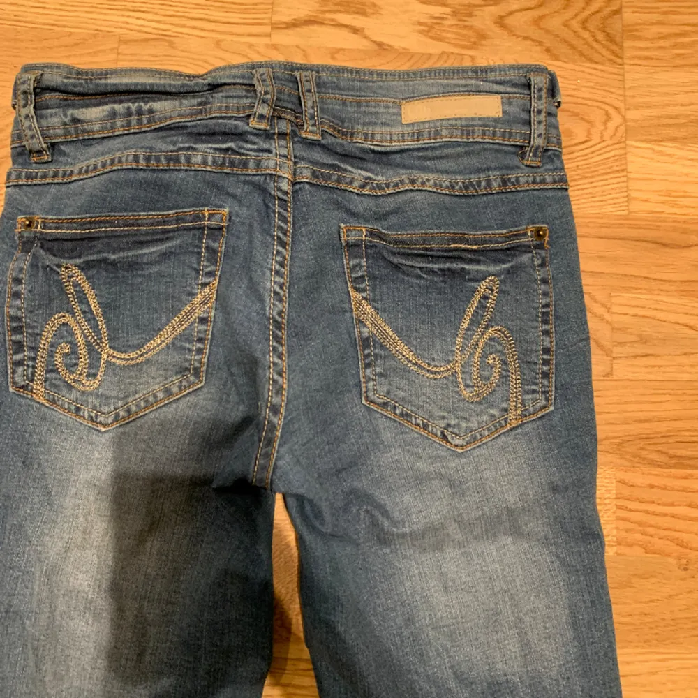 Säljer mina jeans som tyvärr inte passade mig så försöker få bort dom, jätte fina och är lågmidjade. Jeans & Byxor.