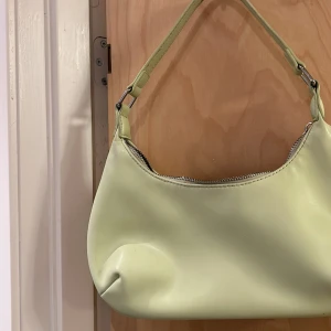 Väska  - Väska ifrån Gina tricot! Ljus grön 💚 