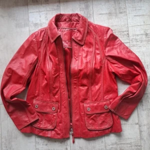 Skitsnygg röd läderjacka💓 - Jättefin läderjacka i röd färg! 🫣💓Storlek XL men är inte jättestor i storleken❤️Fint skick!!