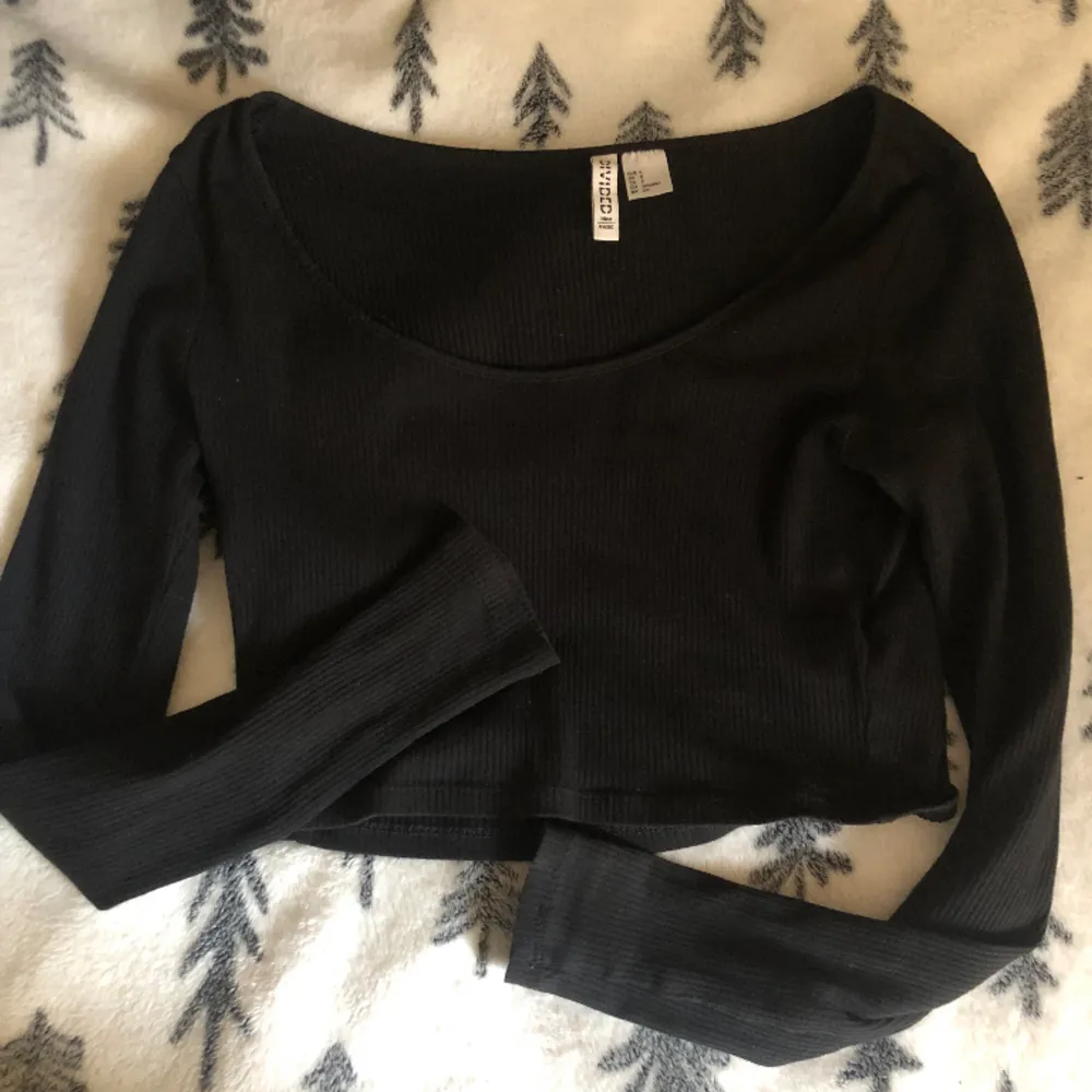 Långärmad svart topp från HM, inga hål eller missfärgningar. Storlek S, kom privat för fler bilder eller frågor💕. Yläosat.