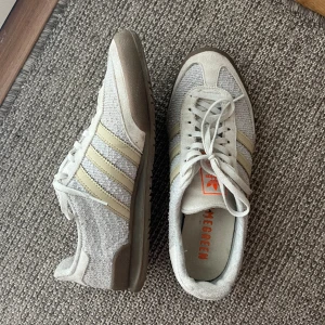 Adidas sneakers  - Vit/ljusgråa tygsneakers i mycket bra skick. Gummisula och väldigt sköna. Sparsamt använt. Köptes för 1200.