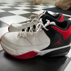 Nike Air Jordan Max Aura 3 - Fint använt skick (har ett litet skav hö fram enligt bild). Storlek 38.