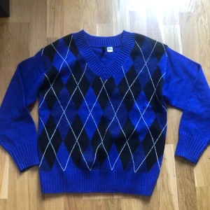 Blå tröja  - Jag säljer den här tröjan för att den aldrig har kommit till användning, den är i storlek xs men är oversized 