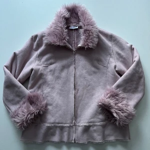 Pälsjacka - Rosa / lila vintage pälsjacka, fuskpäls. Från Papaya 💖