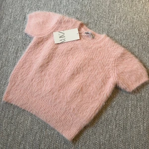 Zara topp - Kortärmad fluffig Zara topp!💓Prislapp kvar, storlek M men passar S  Hör av er vid frågor 💕