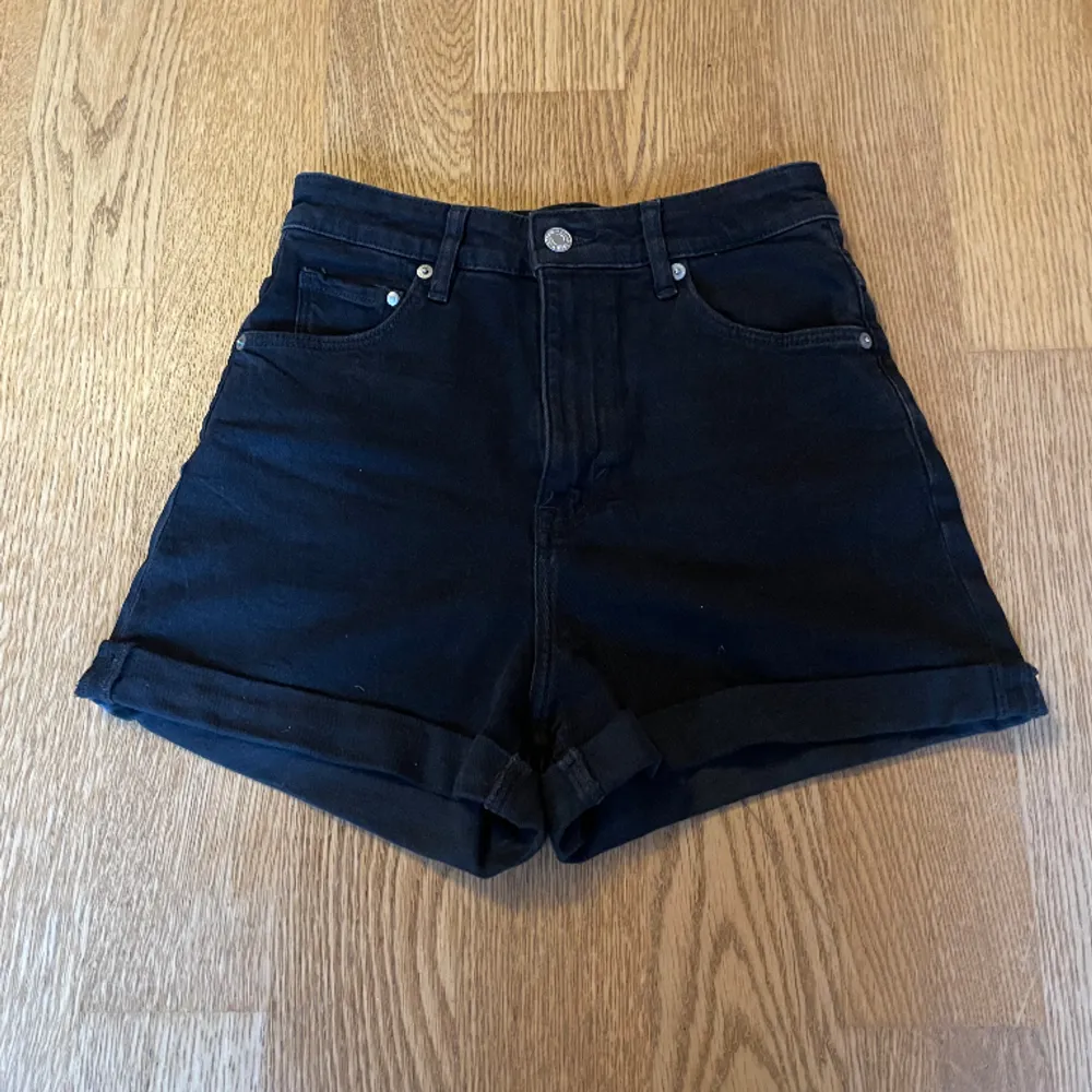 Jättefina svarta jeansshorts från hm i storlek 34. Passar till de allt och perfekta nu till sommaren😻. Shorts.