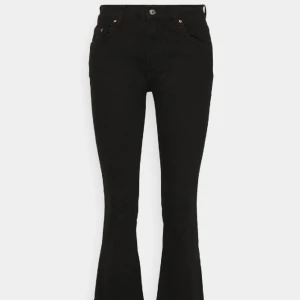 Low waist bootcut  - Skitsnygga jeans från Gina tricot. Fint skick och sitter bra på mig som är 1,75. Fråga om fler bilder önskas💗Säljer även likadana i blått