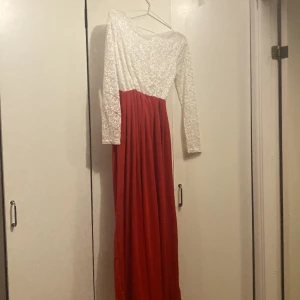 Klänning - Den är Genomskinlig på ärmarna, den är öppen på ryggen, 