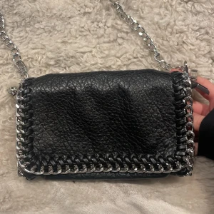 TIAMO väska - Jättefin väska använd ett antal gånger, små defekter (men inget man tänker på)  Säljer då den inte kommer till användning!! Hör av er om ni är intresserade!!💕💕