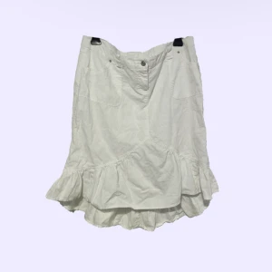 vit kjol - superfin vit kjol köpt på humana i berlin! aldrig använd🤍