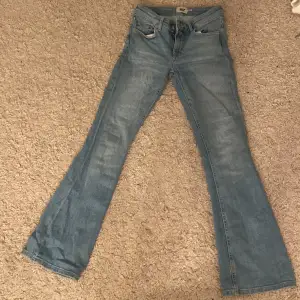 Säljer dessa utsvängda jeans som heter ”Jeans ”Low boot” från lager, är i strl XXS och säljer för dom inte kommer till användning, har använt men är fortfarande i bra skick❤️