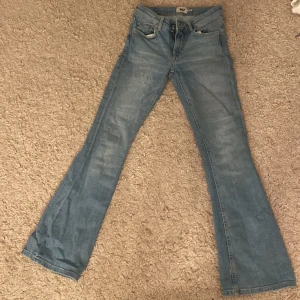 Lager jeans - Säljer dessa utsvängda jeans som heter ”Jeans ”Low boot” från lager, är i strl XXS och säljer för dom inte kommer till användning, har använt men är fortfarande i bra skick❤️