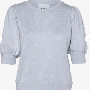 Stickad topp - Säljer denna jättefina stickade toppen i storlek Xs ifrån Minus, köptes för 700kr❣️, säljer nu för 400kr eftersom den knappt är använd, säljer för ligger bara i garderoben, fintskick,  skicka vid frågor eller vid fler bilder, skicka innan köp nu💋 