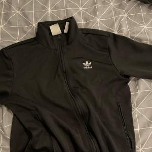 Långärmad adidas med zip. Storlek M