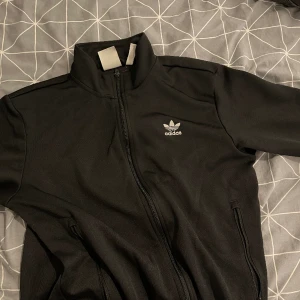 Adidas långärmad  - Långärmad adidas med zip. Storlek M