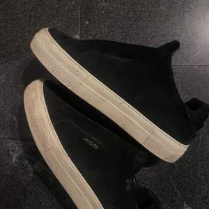 Svarta arigato skor med vit hög sula. Köpta för 2000kr säljer för 900kr. Inte slitna och kommer rengöras innan jag skickar iväg de. Pris kan diskuteras🖤🖤säljer för de är för stora 