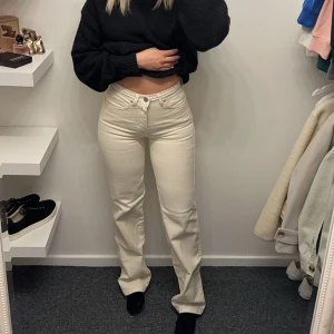 Jeans - Säljer mina beiga jeans ifrån madlady som knappt är använda. De är storlek 32 men sitter som 34