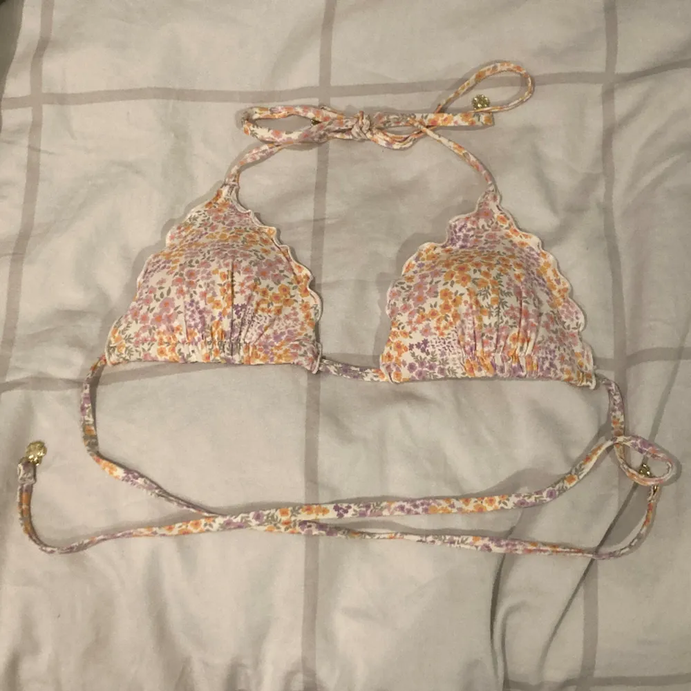 Triangel formad mönstrad bikini top. Köpt från HM, använd flertal gånger. Säljer den då den är för liten för mig. Kontakta mig privat om du har frågor eller är intresserad . Toppar.