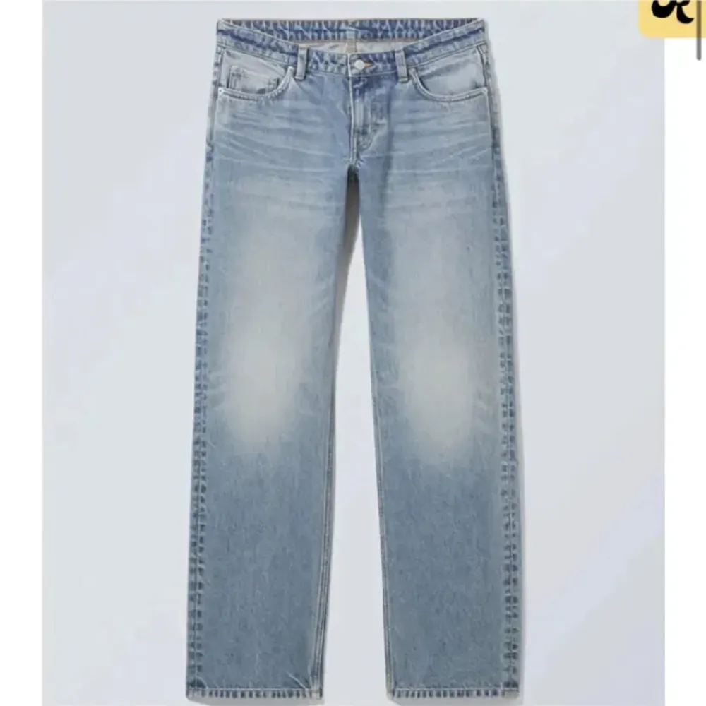 Jätte fina lågmidjade jeans i modellen arrow low straight i den perfekta blåa färgen som tyvärr är för stora för mig 😭 pris går att diskutera. Jeans & Byxor.