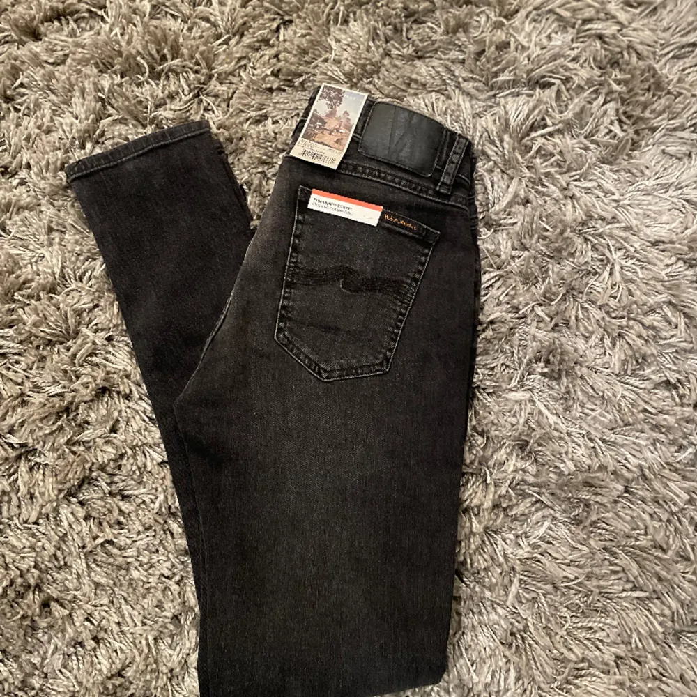 Helt nya nudie jeans i modellen Lean Dean. Storlek w29 l30. Bara att fråga om något undras över eller för fler bilder🚀. Jeans & Byxor.