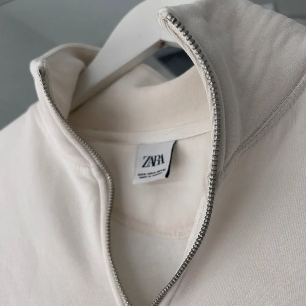 En vit half zip från zara som är i nyskick.  Är i size M.  Säljes då den har blivit för stor för mig. Bara att skriva vid fler frågor🙂. Tröjor & Koftor.