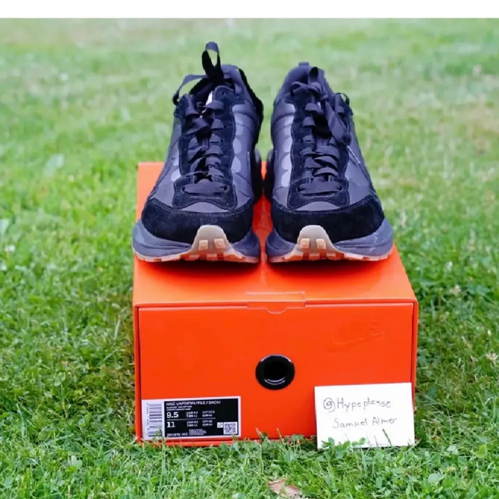 Ett par Nike sacai vaporwaffle i st 43 Skicket är 10/10 Får med box. Skor.