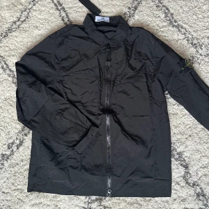 Stone Island Overshirt - Fläckfri Stone Island Overshirt - Skick: 9/10 - tags medföljer vid köp - Storlek S - Nypris: 4000kr, Säljer för 1600kr - Rimliga bud endast - PM vid intresse eller eventuella frågor📩