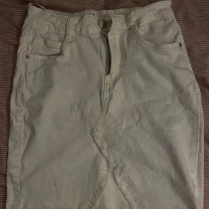 Sommarkjol perfekt för sommaren😍🤗 - Helt oanvänd, icke nerfläckad, vit sommarkjol som är ultimat inför sommaren 2024😍