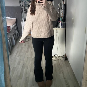 Stickad tröja - Beige stickad polo tröja från H&M. Använda några gånger, i bra skick.
