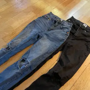 Skinny jeans med hål, ifrån lager 157. Fint skick, storlek S i båda. Samma modell. Säljes i pack, väger 820 gram så frakten blir 108 kronor.