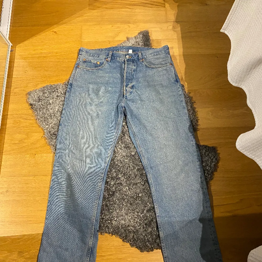 Weekday jeans som är i fint skick!  Knappt använda och nypris på 600.. Jeans & Byxor.