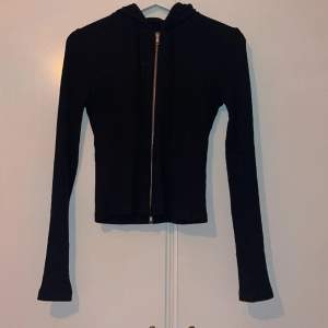 Mörkblå zip up tröja från Gina Tricot i storlek S. Nypris 399, mitt pris 199!❤️