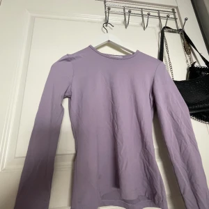 Långärmad tröja - Säljer denna fina tröja från Gina den är jätte skönt material är endast andvänt 1 gång💗