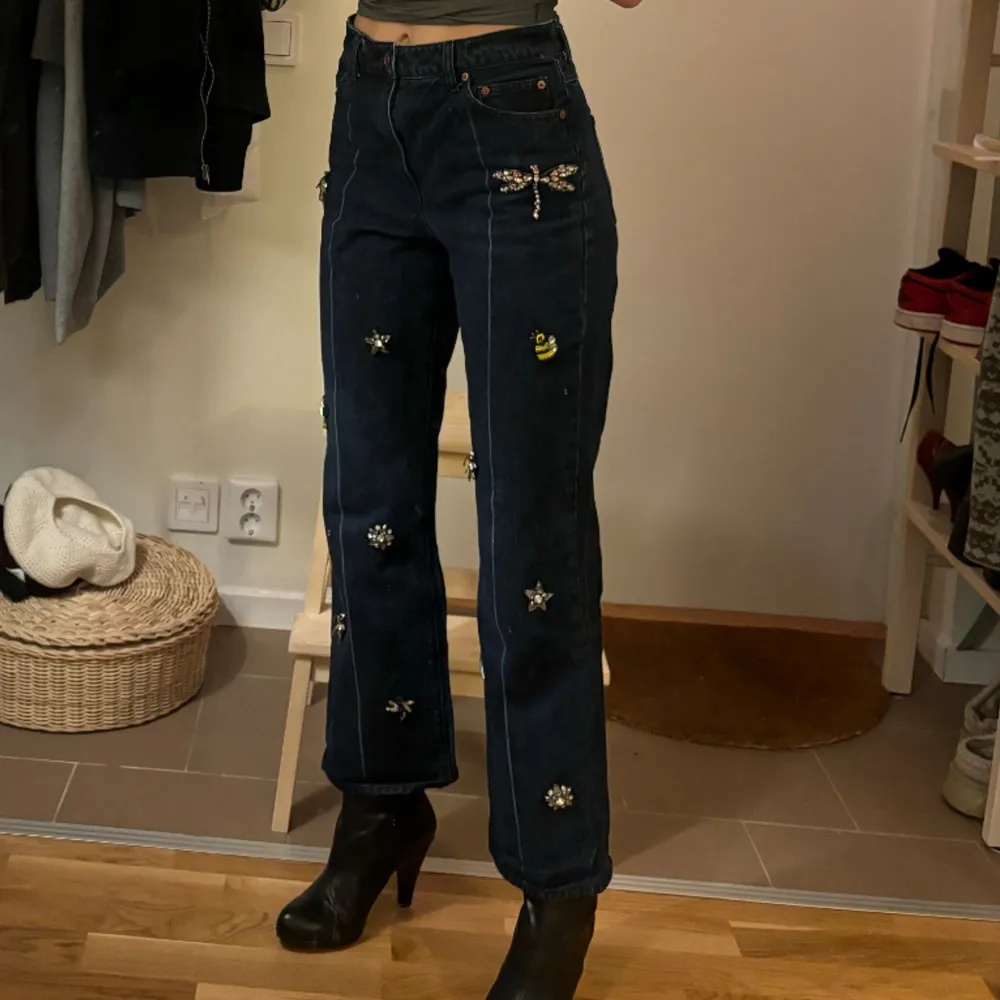 Fina mörkblå jeans med strass & pärlor från Hm trend i mycket gott skick!. Jeans & Byxor.