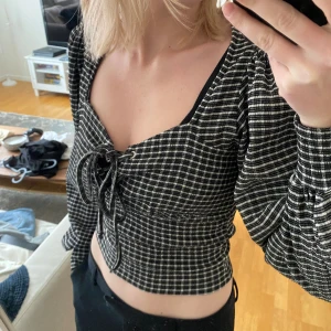 Tröja - Superfin tröja/blus från Gina. Justerbar knytning i bysten 