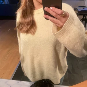 Arket stickad tröja - Jätte fin arket tröja i gult, perfekt till våren. Har knapp använt, så är som ny💕💕skriv om du vill köpa direkt