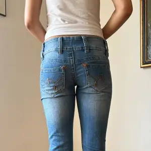 Jätte snygga lågmidja jeans med snygga fickor. Flera bilder finns! Skriv om intresserad 