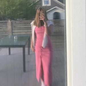 Zara klänning - Jättefin rosa klänning från Zara. Endast använd en gång. Super fint skick och inga tecken på användning. Har en slits med snöre som man kan reglera, därmed kunna justera hur ”skrynklig” man vill ha klänningen 💕
