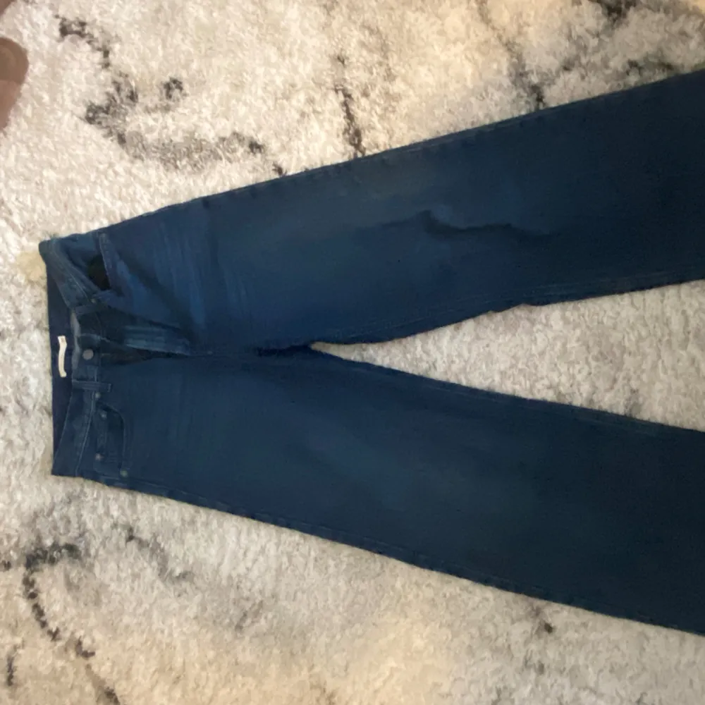 Mörkblå jeans, inte anväda så mycket. Köpt för 800. Storlek 28-34, långa, är 175 och de är långa på mig. De är hög midjade. Köparen står för frakten . Jeans & Byxor.