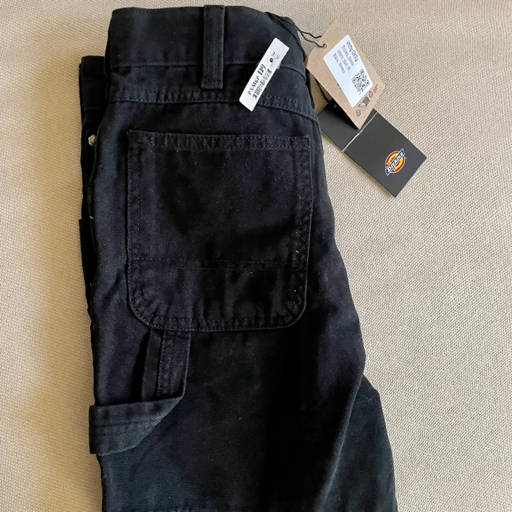 Dickies carpenter shorts i storlek : W26.  Endast provade, ej använda. Lappen finns kvar.. Shorts.