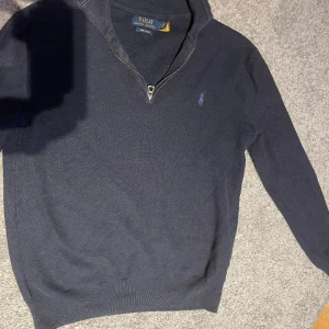 Polo Ralph Lauren zip - Säljer min gammla polo zip tröja.den har blivit för liten för mig så nu ska jag sälja vidare den. Jag skulle säga att den är i ganska bra skick 7/10.kan diskutera pris i dm