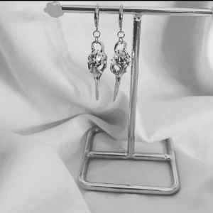 Örhängen  - Så snygga örhängen finns i guld och silver.  Köp för 99kr/st Eller par för 179kr Modell 047/ 092