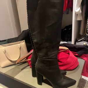 Tvääärsnygga stövlar - Snygga, sköna stövlar med (uppskattat 10cm) klack. Näst intill aldrig använda då de ej passar mig. Passar nog även 40  Nypris 799