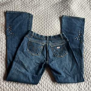 Utsvängda jeans från Italien med fina bakfickor och dubbar i form av stjärnor på benen, tyvärr är de för små för mig men i jättebra skick! Längd: 102 cm bredd i midjan 33 cm och innerbenslängd är 77cm💕