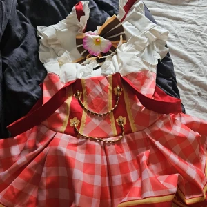 Flower bueqe nico yazawa cosplay - Den är lite sönder men de syns inte, köpt från aliexpress för 800 kr, andvänd 4 gånger 1 gng på konvent (inte tvättad det får man göra själv) storlek Xl den är Stretching