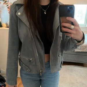 Grå mockajacka - Säljer min mockajacka ifrån H&M  Väldigt fint skick, knappt använd  Storlek s men passar även bra på mig som har storlek xs. Passar perfekt till våren/sommaren☀️ Skriv om ni undrar något😊